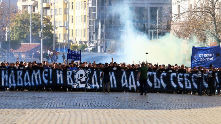 Маскирани фенове на Левски плашили чужденците и Митрев, футболистите искали да напускат