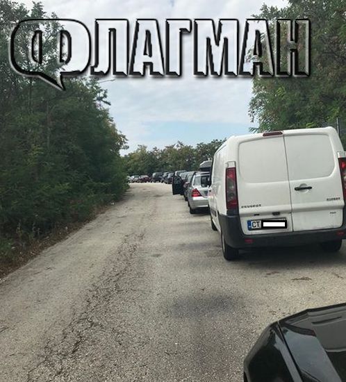 Огромни опашки от автомобили блокираха границата с Гърция (СНИМКИ)