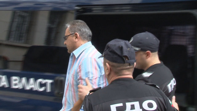 Само един от задържаните надзиратели във Варна остава в ареста