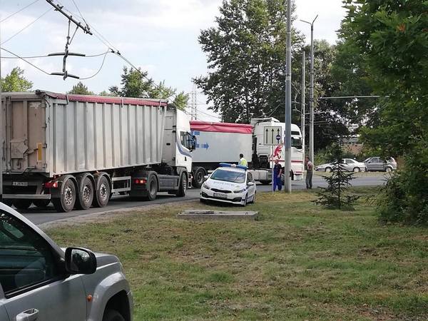 Ето каква е причината за кошмарното задръстване на изхода на Бургас (СНИМКИ)