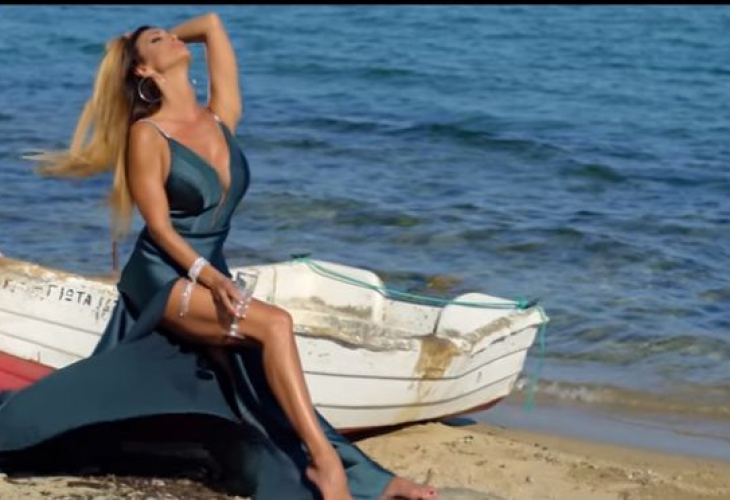 Глория скри шапката на всички с горещото тяло, което показа на гръцки плаж (СНИМКИ/ВИДЕО)
