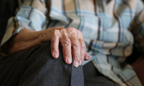 Смела и с бастун - 103-годишна прогони крадци от дома си