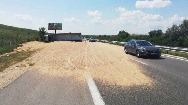 Опасен инцидент: Камион със зърно се обърна на магистралата, ето какво се случва
