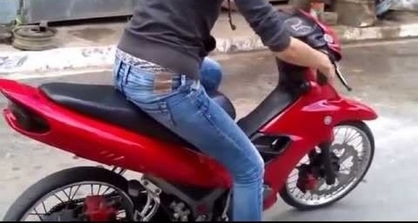 Спипаха млада мотористка без книжка и с нередовен мотопед
