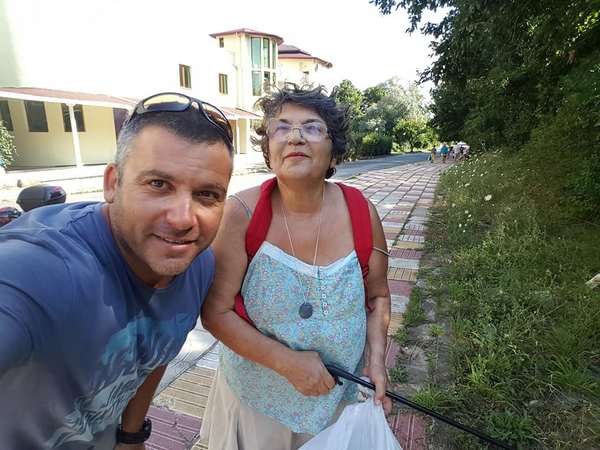 Добрият пример! Тази жена от Приморско чисти доброволно градинките след туристите, боклуците я дразнели