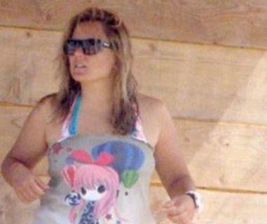 Лора Крумова е огромна! Бременната водеща седи на сянка с дрехи на плажа