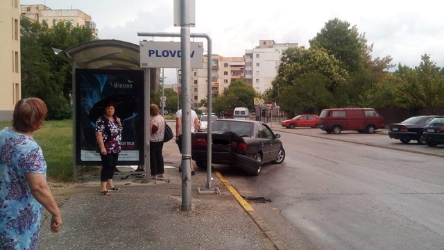 Кола се вряза в спирка в Пловдив (СНИМКИ)