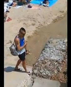 Туристи прескачат трап, за да стигнат до свободната зона на плаж в Несебър