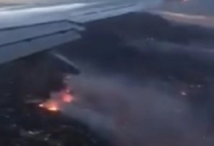 Драматични кадри! Вижте огнения ад в Гърция от самолет