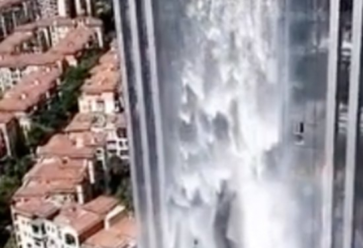 Зрелище: Водопад се спуска по фасадата на небостъргач от височина 108 метра (ВИДЕО/СНИМКИ)