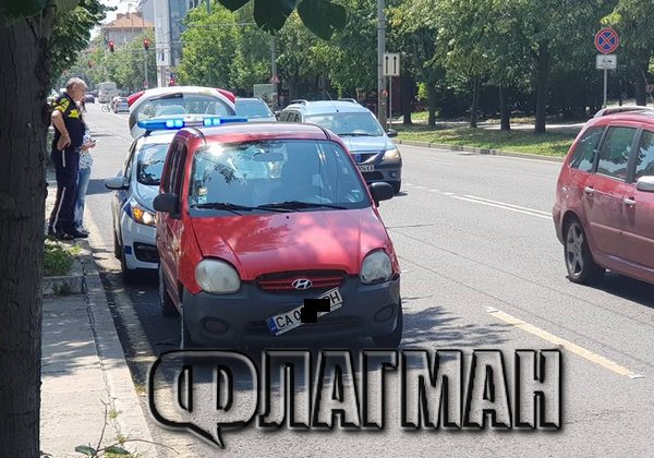 Софийски хюндай  самокатастрофира пред ОД на МВР в Бургас (СНИМКИ)