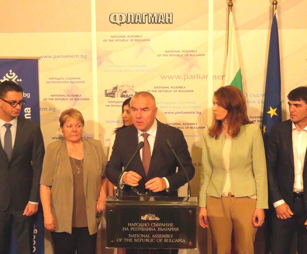 Марешки призова Каракачанов да спре да пие прахообразни хапчета