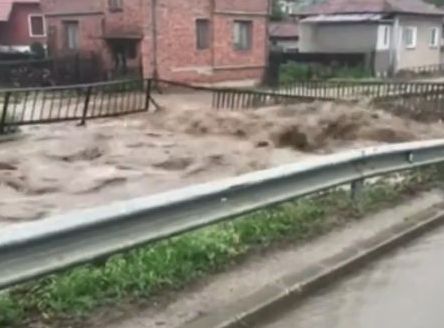 Десетки къщи наводнени в Тетевенско, остава бедственото положение и в Пирдоп