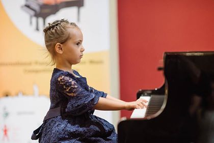 Четиригодишна възпитаничка на Бургаска музикална школа ще свири в „Карнеги хол” и „Роял Албърт Хол“