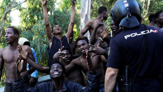 600 мигранти от Африка нахлуха на испанска земя, нападнаха полицията с фекалии и негасена вар