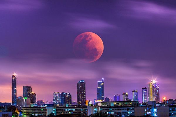 Броени часове до най-дългото за века „кърваво“ лунно затъмнение