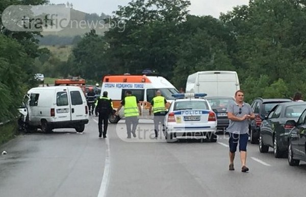 Кръв на пътя! Зверска катастрофа на Подбалканския път София-Бургас, има жертви и ранени (ВИДЕО)