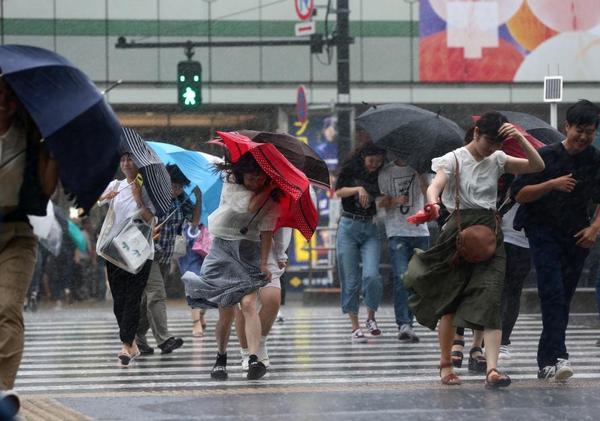 Япония се готви за тайфуна Джондари, отменени са полети и фериботи