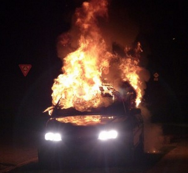 Мазда RX8 изгоря като факла в Стария квартал на Поморие