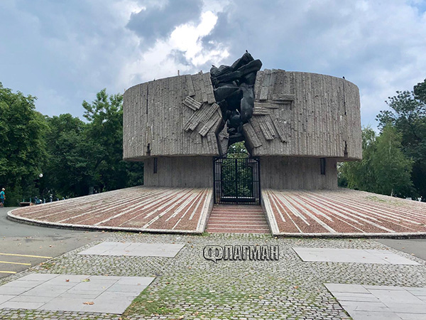 Само във Флагман.БГ! Вижте как Пантеонът на Бургас можеше да стане дискотека с пийпшоу