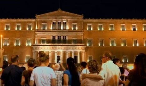 Стотици гърци на бдение в памет на жертвите в пожарите
