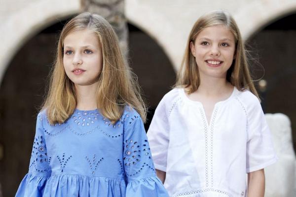 Златокосите принцеси на Испания наследиха чара на обаятелните си родители (СНИМКИ)