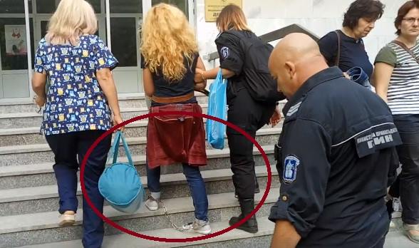 Отстраненият кмет на Младост Десислава Иванчева с окови на краката (ВИДЕО)