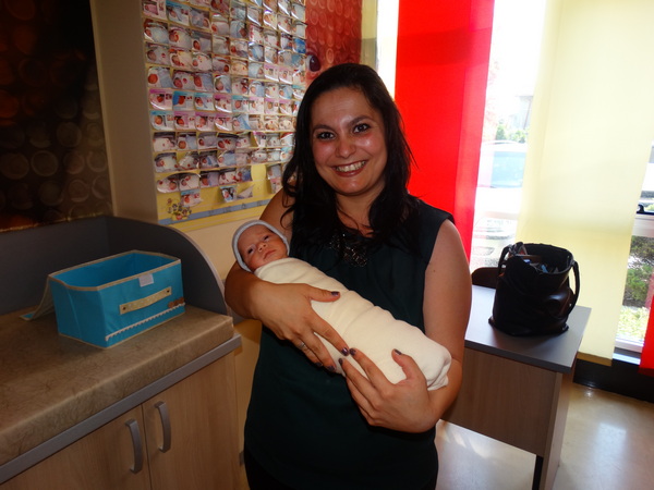 Камелия Славейкова, майка на недоносено бебе: Кърменето на бебе в кувьоз е възможно!