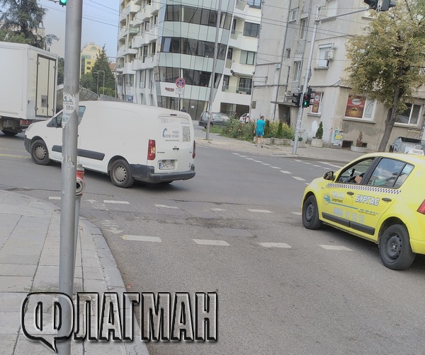 Внимание, шофьори! Кратер на оживено кръстовище в Бургас чупи коли (СНИМКИ)