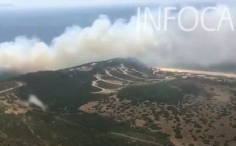 100 пожарникари гасят огромен пожар в Испания