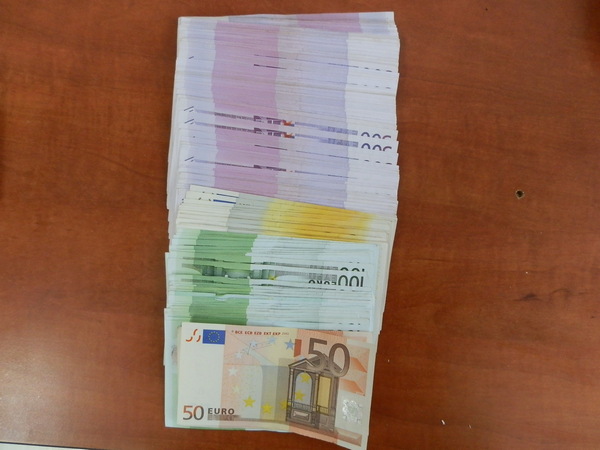 Удар на митничарите! Хванаха румънец, пренасял над 44 бона в различна валута, скрити под седалката на колата
