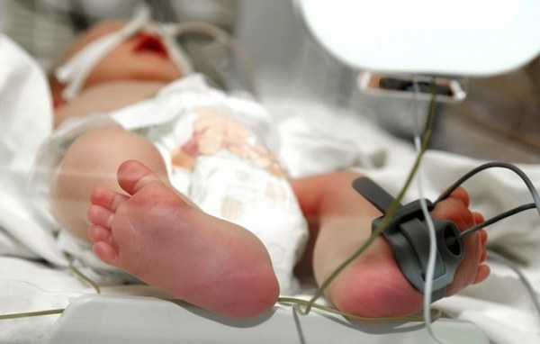 Двама фелдшери и една санитарка спасиха новородено с тегло 850 г