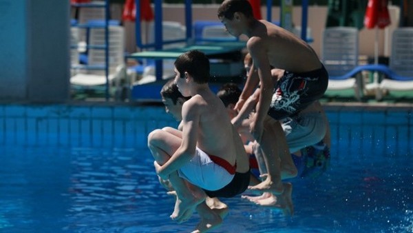 След тежък инцидент в басейн: Лекари спасиха живота на дете от Молдова
