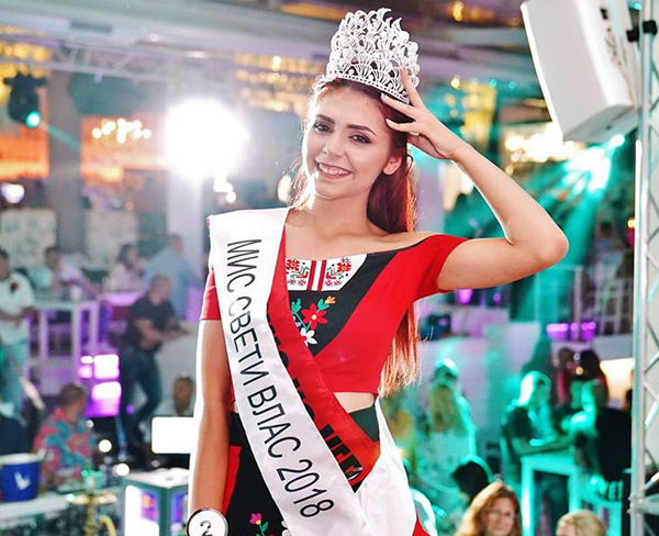 18-годишна ученичка от Бургас стана Мис Свети Влас 2018, коронова я известен холивудски продуцент (СНИМКИ)