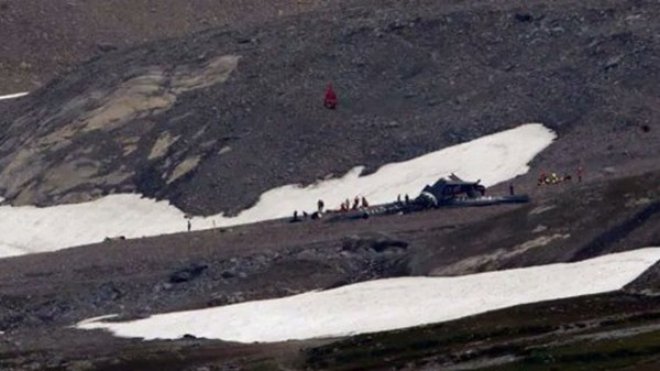 Ретро самолет се разби в Алпите, 20 души загинаха