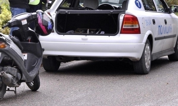 Докога? Полицаи масово хващат непълнолетни да юркат нерегистрирани мотопеди