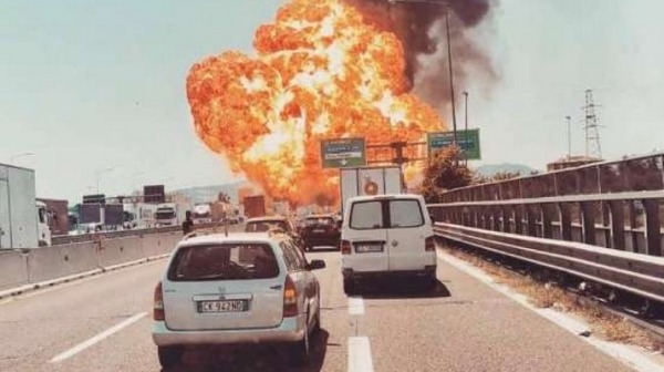 Мощна експлозия край летище в Италия (СНИМКИ/ВИДЕО)
