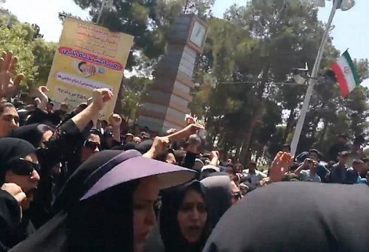 „Дейли Мейл“: 100 000 души излязоха по улиците на Иран, страната е на ръба на революция (СНИМКИ/ВИДЕО)
