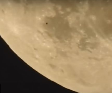 Снимаха летяща чиния край Луната (ВИДЕО)
