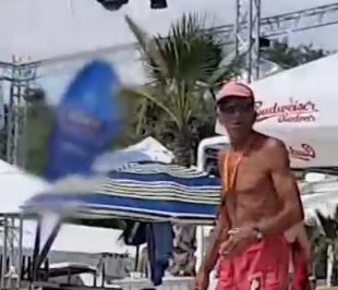 Екшън на плажа: Спасител наби турист, заради това, че го снима (ВИДЕО)