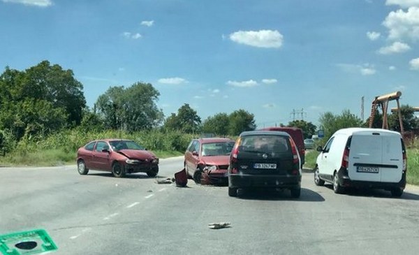 Поредна катастрофа на Околовръстното! Три коли се нанизаха една в друга (СНИМКИ)