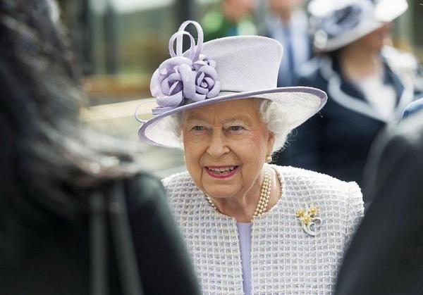 Пони изненада кралица Елизабет Втора с миризлив подарък