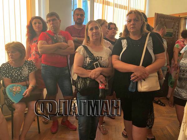 Родители от СУ "Добри Чинтулов" гневни: Защо приехте повече ученици в Английската и Немската? Гоните децата ни от училище!