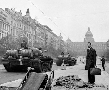 Фотоизложба в Морското казино в Бургас връща спомена за Пражката пролет от 1968 г.