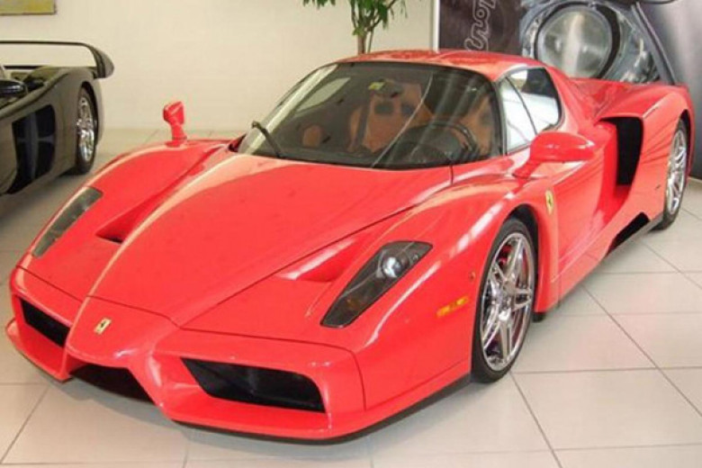 Продава се Ferrari Enzo на легендата Михаел Шумахер (СНИМКИ)