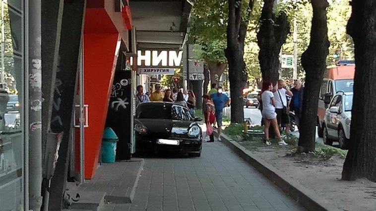 Потрошиха по идиотски начин Порше на тротоар във Варна