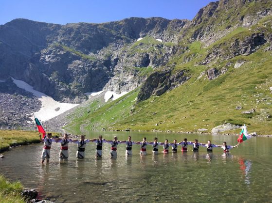 Патриотично ли ви е? Участници в опит за рекорд на Гинес нагазиха в защитеното езеро Бъбрека, джипове задръстиха парк "Рила"