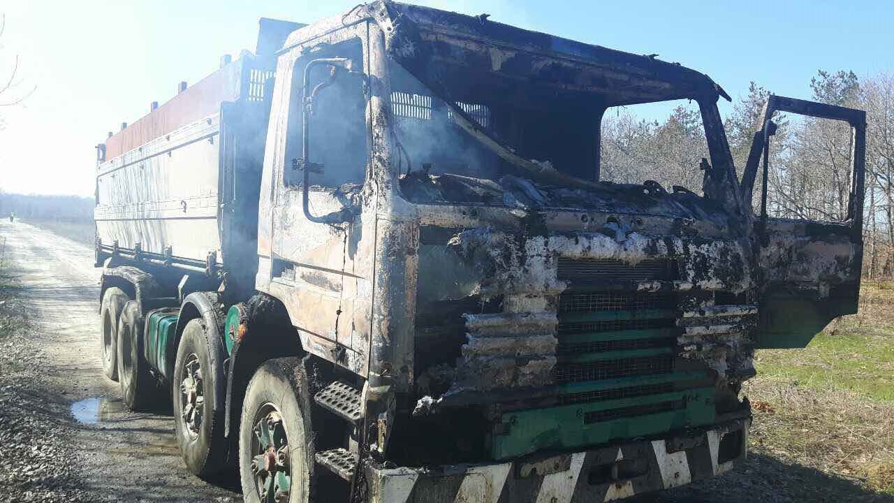 Камион се запали по време на движение
