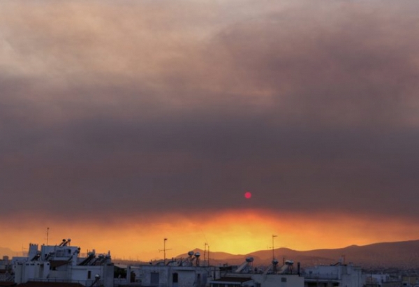 Нов ужас в Атика! Три огнени фронта изпепеляват най-големия гръцки остров в Егейско море, евакуират курорти (СНИМКИ)
