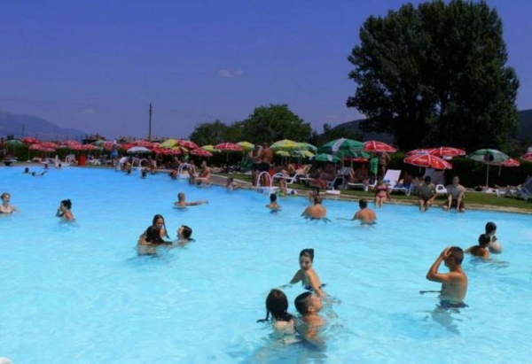 Пак безчинство: Арогантни цигани биха собственик на басейни, не ги пуснал на плаж
